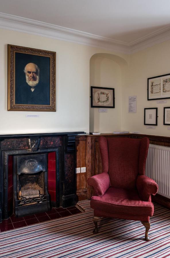 Y Talbot Hotel Tregaron Bagian luar foto